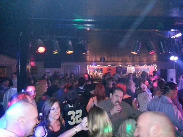 ~ yet another party crowd on yet another Saturday night at Legends Encore, 2708 North Hullen, Metairie ~